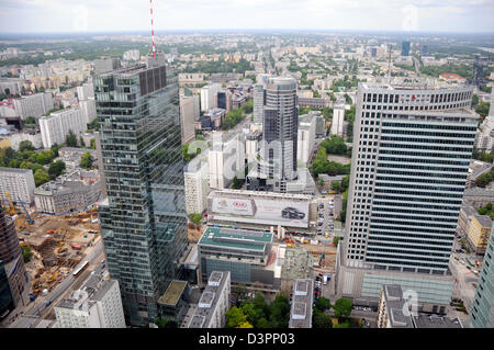 Rondo 1 Ufficio edilizia (sinistra) e Varsavia Centro Finanziario (destra) a Varsavia, Polonia - Vista dal Zlota 44 building Foto Stock