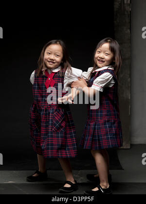 Giovani asiatici gemelli ballare ed eseguendo la ginnastica. Foto Stock