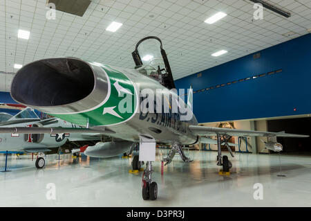 North American F-100 Super Sabre, Ali sopra le Montagne Rocciose Museo dell'aria e dello spazio, Denver, Colorado. Foto Stock