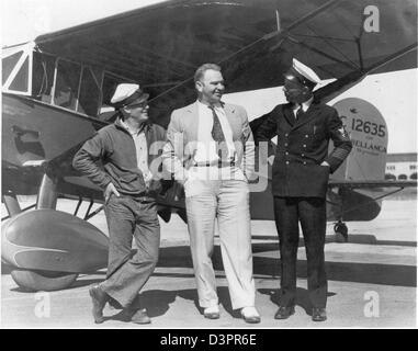 Wallace Beery con due capi e la sua Bellanca CH-400 a NAS San Diego Foto Stock