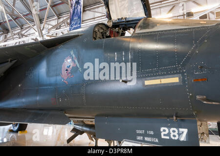 General Dynamics F-111 Aardvark, Ali sopra le Montagne Rocciose Museo dell'aria e dello spazio, Denver, Colorado. Foto Stock