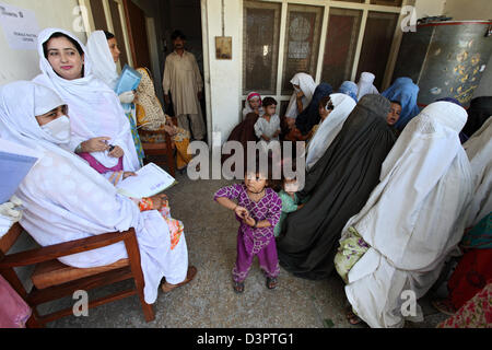 A Peshawar, Pakistan medicina. Fornitura di vittime delle inondazioni in una clinica Foto Stock