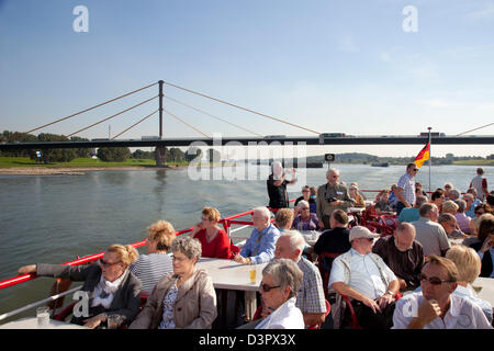 Duisburg, in Germania, i turisti ad una crociera sul porto Foto Stock