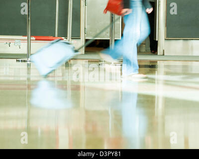 Le persone che si spostano in moto all'Aeroporto Internazionale di Denver, Colorado. Foto Stock