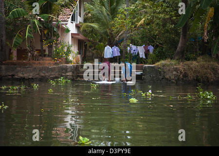 Le donne a lavare i panni in un canale, Kerala Backwaters, Alappuzha distretto, Kerala, India Foto Stock