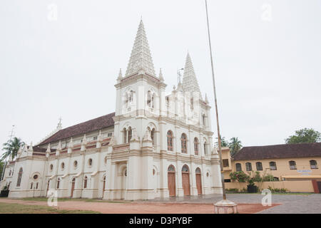 Facciata di Santa Cruz Basilica, Fort Cochin, Cochin, Kerala, India Foto Stock