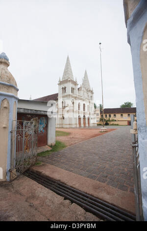 Ingresso di Santa Cruz Basilica, Fort Cochin, Cochin, Kerala, India Foto Stock