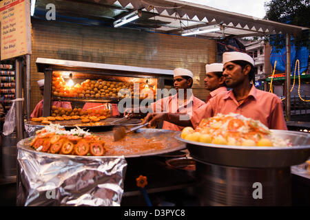 Chefs preparare spuntini indiano a una pressione di stallo alimentare, Chandni Chowk, Vecchia Delhi, India Foto Stock