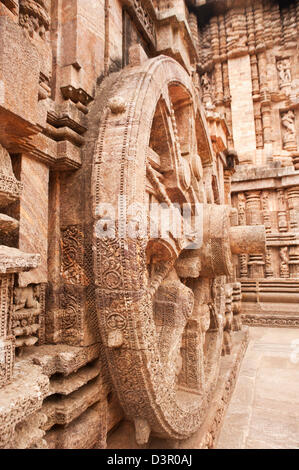 I dettagli di intaglio di una ruota a un tempio, Konark Sun tempio, Puri, Orissa, India Foto Stock