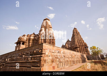 Basso angolo di visione di un tempio, Devi Jagadambi tempio, Khajuraho, Chhatarpur District, Madhya Pradesh, India Foto Stock