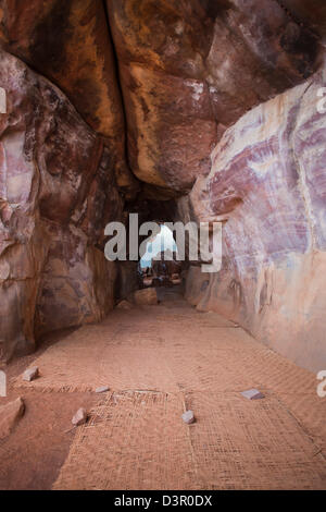 Gli interni di una grotta, Bhimbetka Ripari Raisen distretto, Madhya Pradesh, India Foto Stock