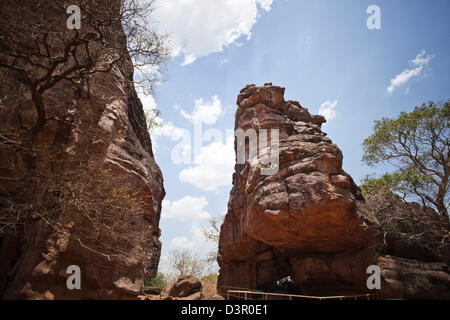 Basso angolo vista di ripari Bhimbetka Ripari Raisen distretto, Madhya Pradesh, India Foto Stock