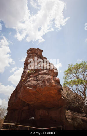 Basso angolo di visione di un rifugio di roccia, Bhimbetka Ripari Raisen distretto, Madhya Pradesh, India Foto Stock