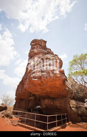 Basso angolo di visione di un rifugio di roccia, Bhimbetka Ripari Raisen distretto, Madhya Pradesh, India Foto Stock