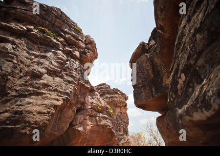 Basso angolo vista della formazione di roccia in corrispondenza di un sito archeologico, Bhimbetka Ripari Raisen distretto, Madhya Pradesh, India Foto Stock