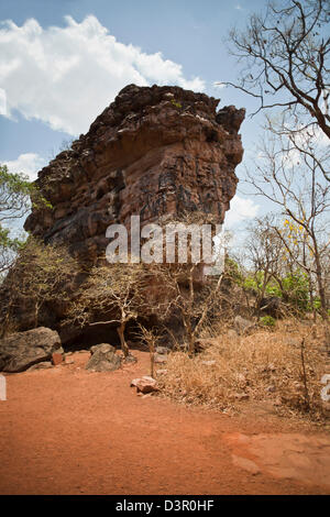 Basso angolo di visione di un rifugio di roccia, Bhimbetka Ripari Raisen distretto, Madhya Pradesh, India Foto Stock