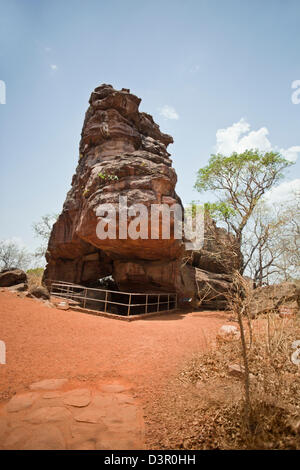 Basso angolo di visione di un rifugio di roccia, Bhimbetka Ripari Raisen distretto, Madhya Pradesh, India Foto Stock