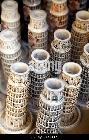 Miniatura Torre Pendente di Pisa negozio di souvenir visualizzati per i turisti a Pisa Italia Foto Stock