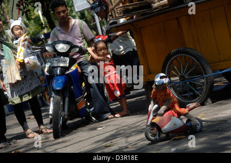 Commedia animale nota come maschera di scimmia in Jombang, East Java. Foto Stock