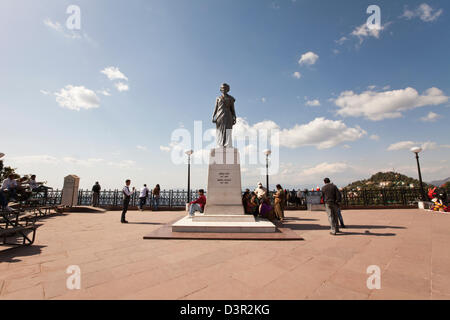 I turisti vicino alla statua di Indira Gandhi (ex primo ministro dell'India), Shimla, Himachal Pradesh, India Foto Stock