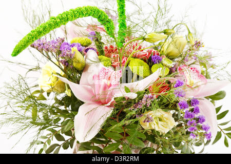 Bellissimi fiori nel cesto Foto Stock