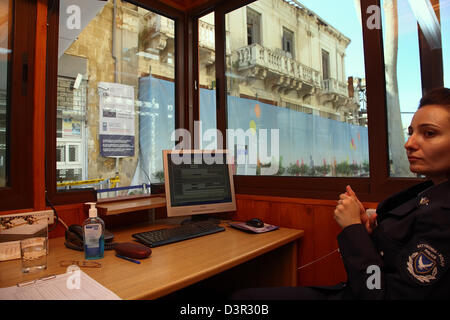 Una poliziotta alla frontiera Ledra Street, Nicosia, Cipro Foto Stock