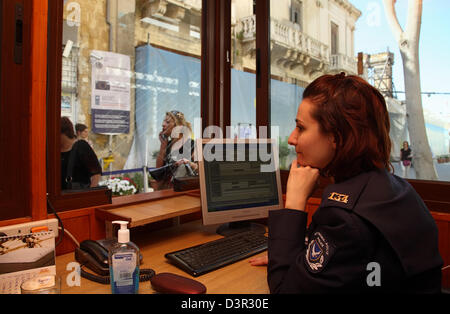 Una poliziotta alla frontiera Ledra Street, Nicosia, Cipro Foto Stock