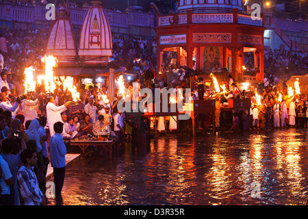 La preghiera della sera (Aarti) a Har Ki Pauri, Fiume Gange, Haridwar, Uttarakhand, India Foto Stock