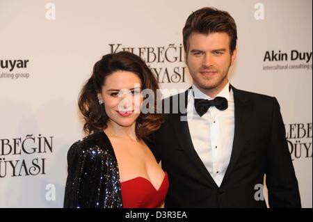 Berlino, Germania. Il 22 febbraio 2013. Kivanc Tatlitug + Belcim Bilgin la farfalla's Dream - Kelebegin Rueyasi Premiere Kino Cinemaxx Potsdamer Platz Berlino 22.02.2013. Credito: dpa picture alliance / Alamy Live News Foto Stock