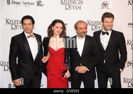 Berlino, Germania. Il 22 febbraio 2013. Kivanc Tatlitug + Belcim Bilgin + Mert prima + Y'lmaz Erdo?Un Regie la farfalla's Dream - Kelebegin Rueyasi Premiere Kino Cinemaxx Potsdamer Platz Berlino 22.02.2013. Credito: dpa picture alliance / Alamy Live News Foto Stock