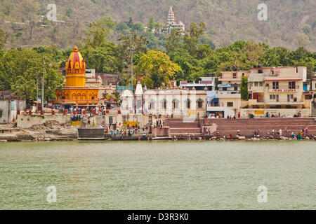 La gente sui ghat al fiume Gange, Rishikesh, Uttarakhand, India Foto Stock