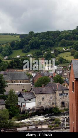 Nel Galles; CLWYD; LLANGOLLEN; fiume Dee, il Corn Mill e case di città Foto Stock