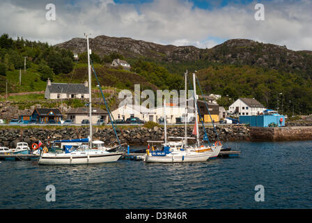 Barche ormeggiate al pontile nel porto, a Gairloch, Wester Ross, Scozia. Foto Stock