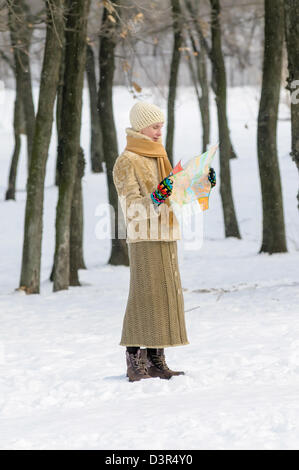 Una donna ha perso nella foresta in inverno Foto Stock