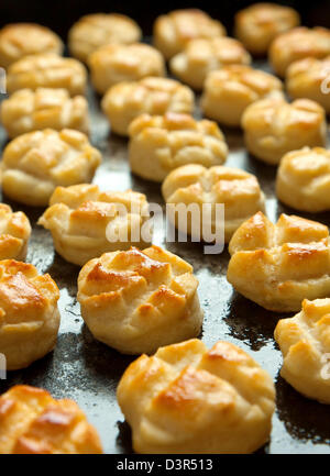Deliziosi scones nella teglia da forno Foto Stock