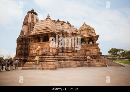 Ai turisti di ammirare l'architettura di un tempio, Lakshmana Temple, Khajuraho, Chhatarpur District, Madhya Pradesh, India Foto Stock