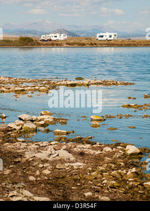 Camper campeggio vicino al lago di prima mattina tardi nella stagione. Foto Stock