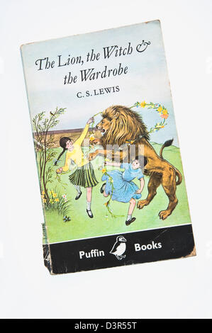 Il leone la strega e l'armadio, da C S Lewis, un Puffin libro in brossura, leggermente usurata - un bene amato classico childrens' story. Foto Stock