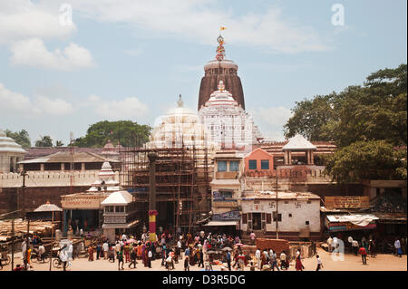 I turisti a un tempio, Jagannath tempio, Puri, Orissa, India Foto Stock