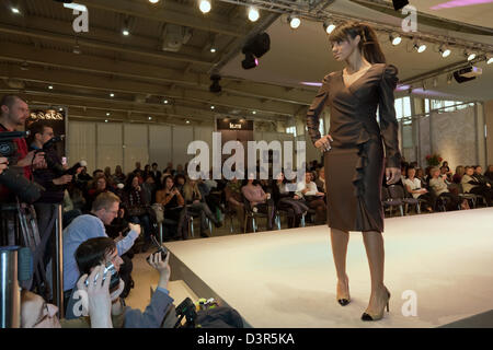 Poznan, Polonia, il modello sulla passerella Targi Mody Poznan Fashion Fair Foto Stock