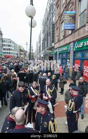 Belfast, Regno Unito. Il 23 febbraio 2013. In occasione della commemorazione di James Cummings & Fred Starrett, membri dell'Ulster Defence Regiment, persone marzo nel centro di Belfast oggi. I due uomini sono stati implementati per proteggere il sito di costruzione che doveva diventare il: CastleCourt Shopping Centre nel centro di Belfast. Nel febbraio 24th, 1988 entrambi gli uomini sono stati uccisi da una bomba dell'IRA in Royal Avenue. Credito: Lee Thomas / Alamy Live News Foto Stock