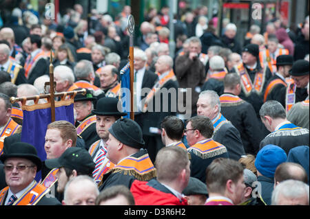 Belfast, Regno Unito. Il 23 febbraio 2013. In occasione della commemorazione di James Cummings & Fred Starrett, membri dell'Ulster Defence Regiment, persone marzo nel centro di Belfast oggi. I due uomini sono stati implementati per proteggere il sito di costruzione che doveva diventare il: CastleCourt Shopping Centre nel centro di Belfast. Nel febbraio 24th, 1988 entrambi gli uomini sono stati uccisi da una bomba dell'IRA in Royal Avenue. Credito: Lee Thomas / Alamy Live News Foto Stock