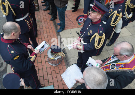 Belfast, Regno Unito. Il 23 febbraio 2013. In occasione della commemorazione di James Cummings & Fred Starrett, membri dell'Ulster Defence Regiment, persone marzo nel centro di Belfast oggi. I due uomini sono stati implementati per proteggere il sito di costruzione che doveva diventare il: CastleCourt Shopping Centre nel centro di Belfast. Nel febbraio 24th, 1988 entrambi gli uomini sono stati uccisi da una bomba dell'IRA in Royal Avenue. Credito: Lee Thomas / Alamy Live News Foto Stock