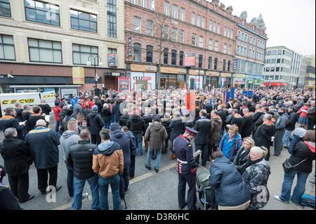 Belfast, Regno Unito. Il 23 febbraio 2013. In occasione della commemorazione di James Cummings & Fred Starrett, membri dell'Ulster Defence Regiment, persone marzo nel centro di Belfast oggi. I due uomini sono stati implementati per proteggere il sito di costruzione che doveva diventare il: CastleCourt Shopping Centre nel centro di Belfast. Nel febbraio 24th, 1988 entrambi gli uomini sono stati uccisi da una bomba dell'IRA in Royal Avenue. Credito: Lee Thomas / Alamy Live News Foto Stock