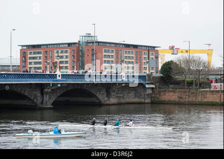 Belfast, Regno Unito. Il 23 febbraio 2013. In occasione della commemorazione di James Cummings & Fred Starrett, membri dell'Ulster Defence Regiment, persone marzo nel centro di Belfast oggi. I due uomini sono stati implementati per proteggere il sito di costruzione che doveva diventare il: CastleCourt Shopping Centre nel centro di Belfast. Nel febbraio 24th, 1988 entrambi gli uomini sono stati uccisi da una bomba dell'IRA in Royal Avenue. Credito: Lee Thomas / Alamy Live News Foto Stock