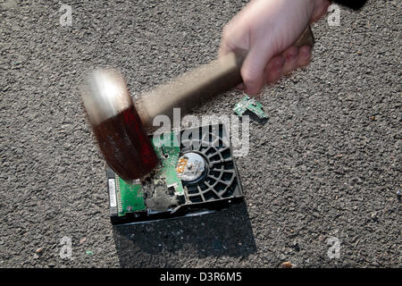 Un martello per colpire un personal computer il disco rigido in un tentativo di evitare che i dati vengano rubati. Foto Stock