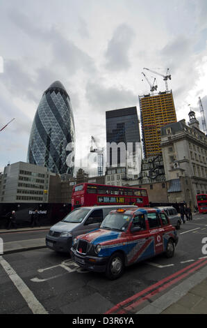 Sito in costruzione nel centro di Londra,IN BACKROUND EDIFICIO GERKIN Foto Stock