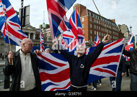 Gruppo di Irish lealisti manifestanti hanno marciato attraverso il centro di Londra sventolando unione JACK Foto Stock