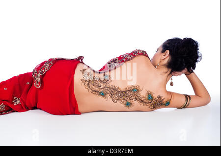 La donna in un sari rosso con Henna Design sul suo indietro Foto Stock