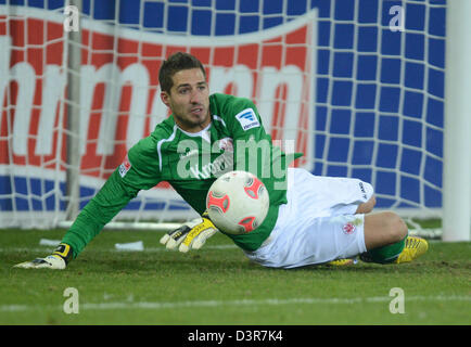 Freiburg, Germania. Il 22 febbraio 2013. Francoforte è il portiere Kevin Trapp salva la sfera durante la Bundesliga partita di calcio tra SC e Friburgo Eintracht Frankfurt a Mage Solar Stadium di Friburgo, Germania, 22 febbraio 2013. Foto: Patrick Seeger/dpa/Alamy Live News Foto Stock